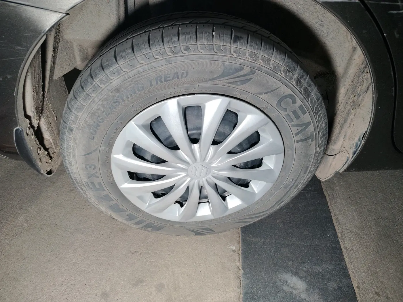2017 Maruti Dzire VXI AMT, Petrol, Automatic, 1,21,457 km, tyre