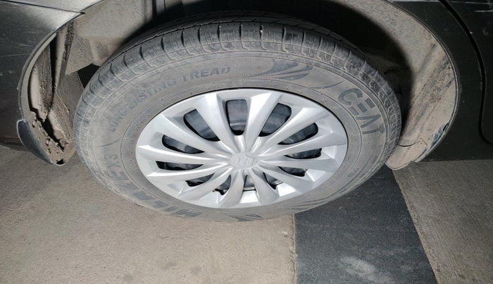 2017 Maruti Dzire VXI AMT, Petrol, Automatic, 1,21,457 km, tyre