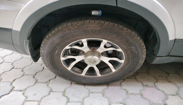 2017 Tata Hexa XM 4X2 7 STR, Diesel, Manual, 88,858 km, tyre