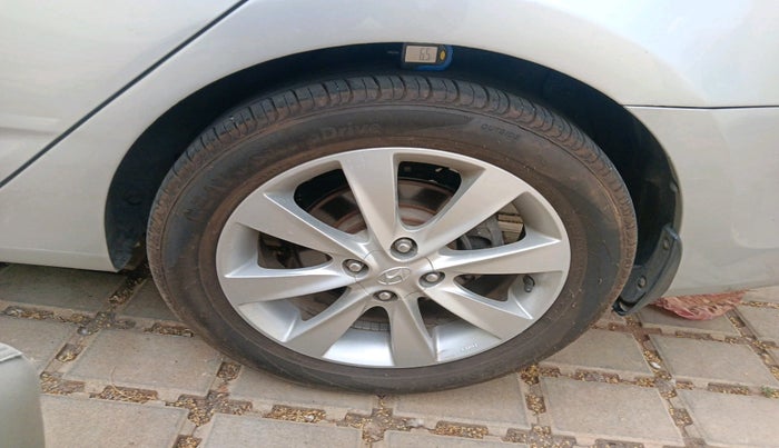 2011 Hyundai Verna FLUIDIC 1.6 CRDI SX, Diesel, Manual, 52,946 km, tyre