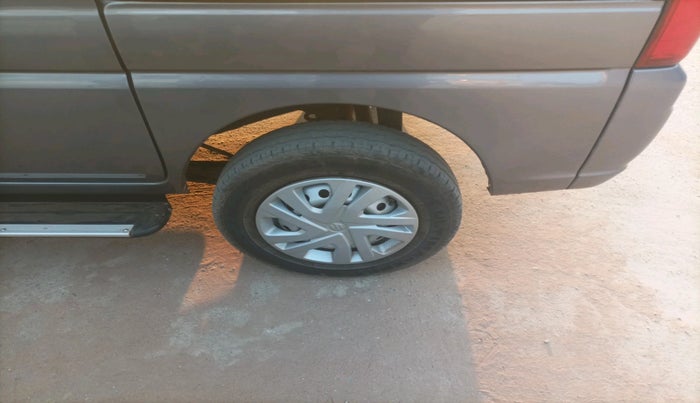 2024 Maruti Eeco 7 STR STD 1.2, CNG, Manual, 33,186 km, tyre