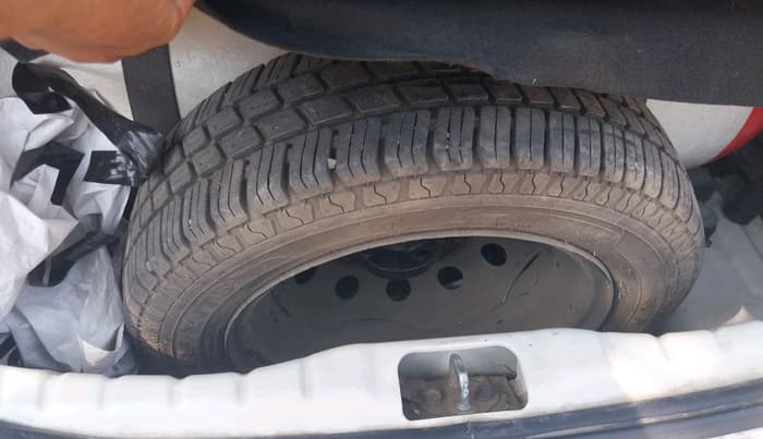 2018 Hyundai Eon ERA +, CNG, Manual, 92,766 km, tyre