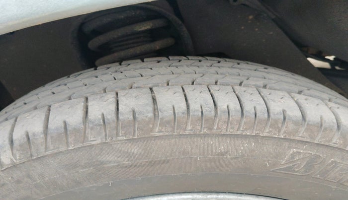 2010 Toyota Innova V 2.5 7 STR, Diesel, Manual, 2,69,828 km, tyre