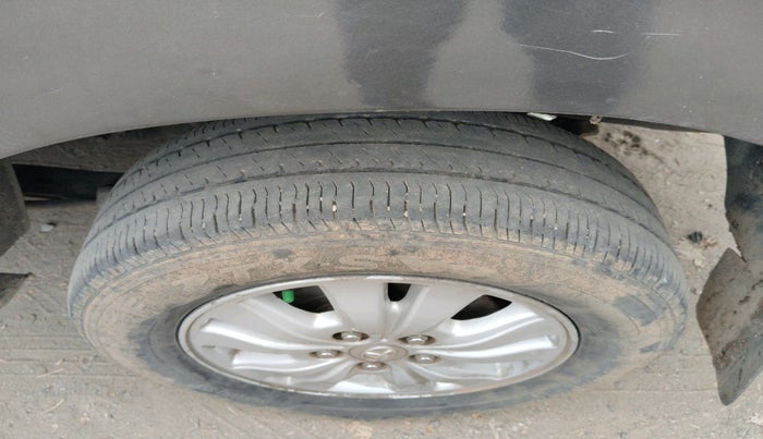 2010 Toyota Innova V 2.5 7 STR, Diesel, Manual, 2,69,828 km, tyre