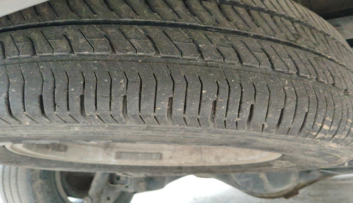 2010 Toyota Innova V 2.5 7 STR, Diesel, Manual, 2,69,828 km, tyre