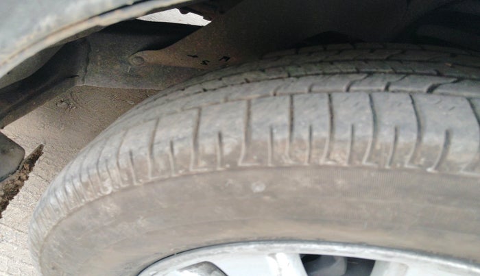 2010 Toyota Innova V 2.5 7 STR, Diesel, Manual, 2,69,828 km, tyre