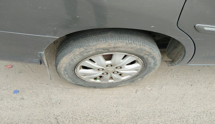 2010 Toyota Innova V 2.5 7 STR, Diesel, Manual, 2,69,828 km, tyre