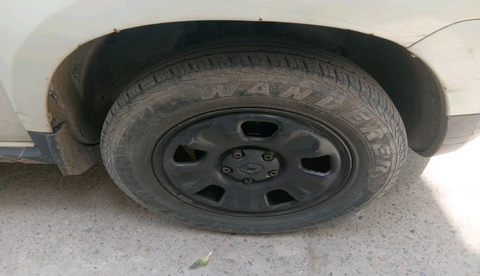 2015 Renault Duster RXL PETROL, CNG, Manual, 65,890 km, tyre