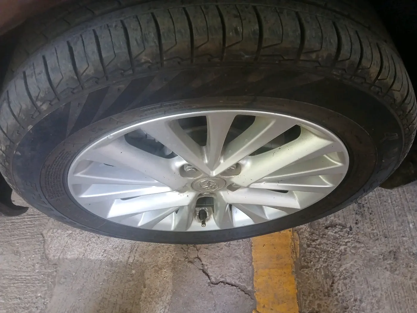 2016 Toyota Camry HYBRID, Hybrid, Automatic, 81,864 km, tyre