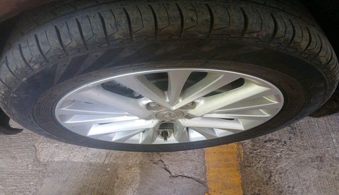 2016 Toyota Camry HYBRID, Hybrid, Automatic, 81,864 km, tyre