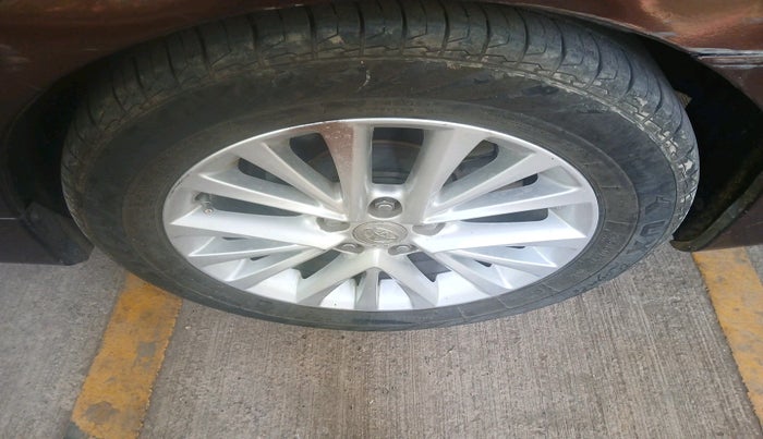 2016 Toyota Camry HYBRID, Hybrid, Automatic, 81,864 km, tyre