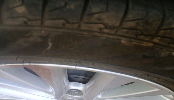 2016 Toyota Camry HYBRID, Hybrid, Automatic, 81,864 km, tyre