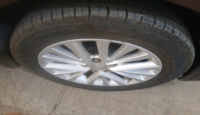 2016 Toyota Camry HYBRID, Hybrid, Automatic, 81,864 km, tyre