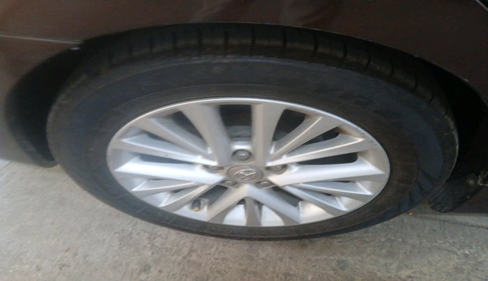 2016 Toyota Camry HYBRID, Hybrid, Automatic, 81,864 km, tyre