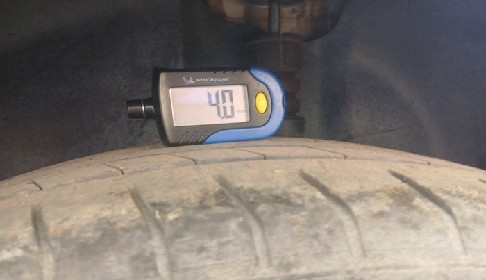 2014 Volkswagen Polo COMFORTLINE 1.2L, Diesel, Manual, 1,33,313 km, tyre