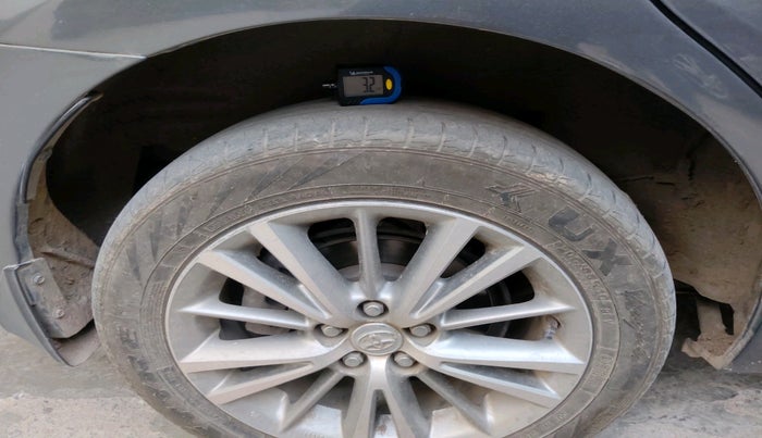 2016 Toyota Corolla Altis VL CVT PETROL, CNG, Automatic, 1,11,322 km, tyre