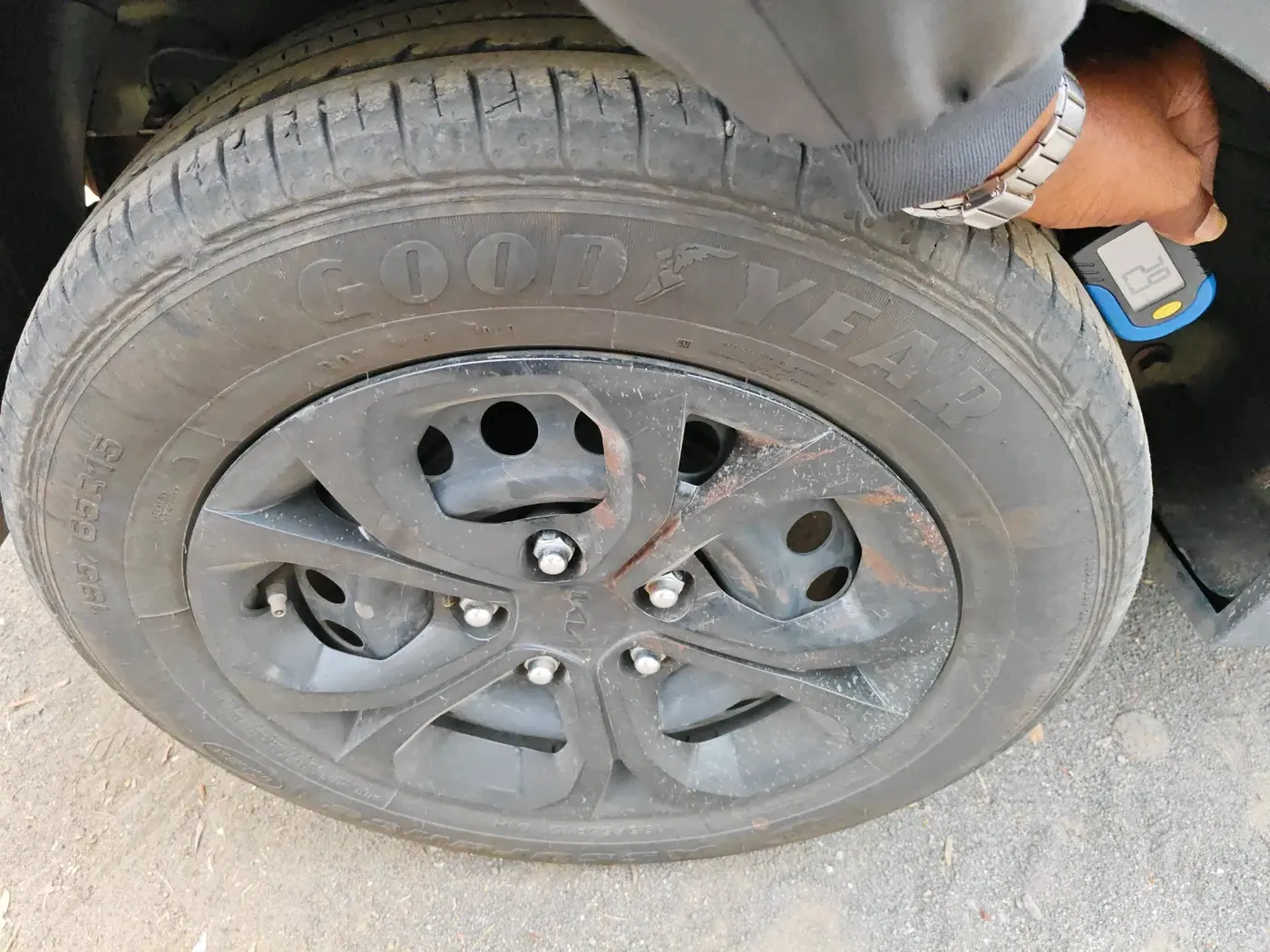 2024 KIA SONET HTE (O) 1.2 Petrol MT, Petrol, Manual, 25,501 km, tyre