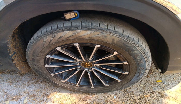 2023 KIA CARENS PREMIUM 1.5 PETROL 7 STR, Petrol, Manual, 21,549 km, tyre