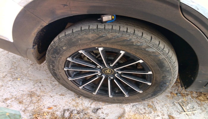 2023 KIA CARENS PREMIUM 1.5 PETROL 7 STR, Petrol, Manual, 21,549 km, tyre