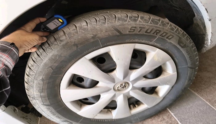 2011 Toyota Corolla Altis G DIESEL, Diesel, Manual, 1,80,173 km, tyre