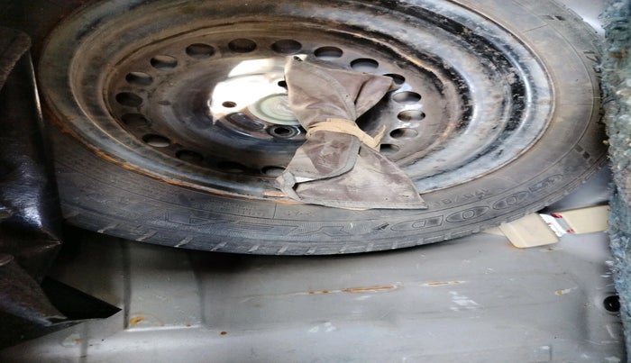 2013 Honda Brio S MT, Petrol, Manual, 50,450 km, tyre