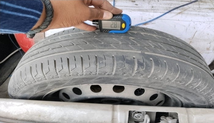 2013 Toyota Etios Liva G, CNG, Manual, 45,585 km, tyre