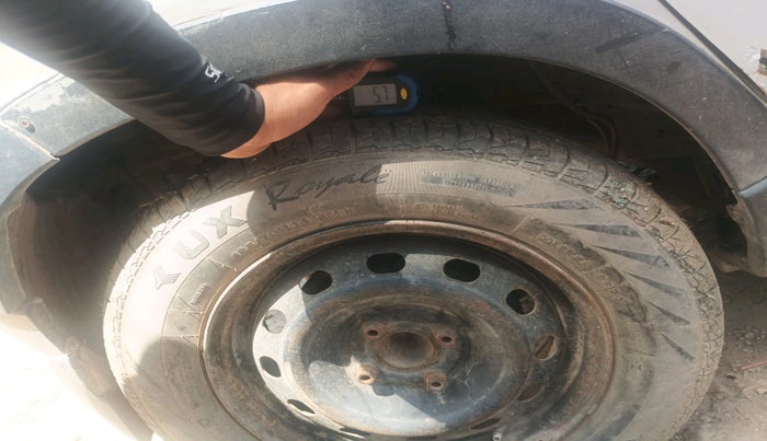 2016 Mahindra Kuv100 K4 PLUS D 6 STR, Diesel, Manual, 82,131 km, tyre