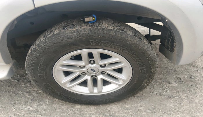 2011 Ford Endeavour 2.5L 4X2 MT, Diesel, Manual, 1,69,305 km, tyre