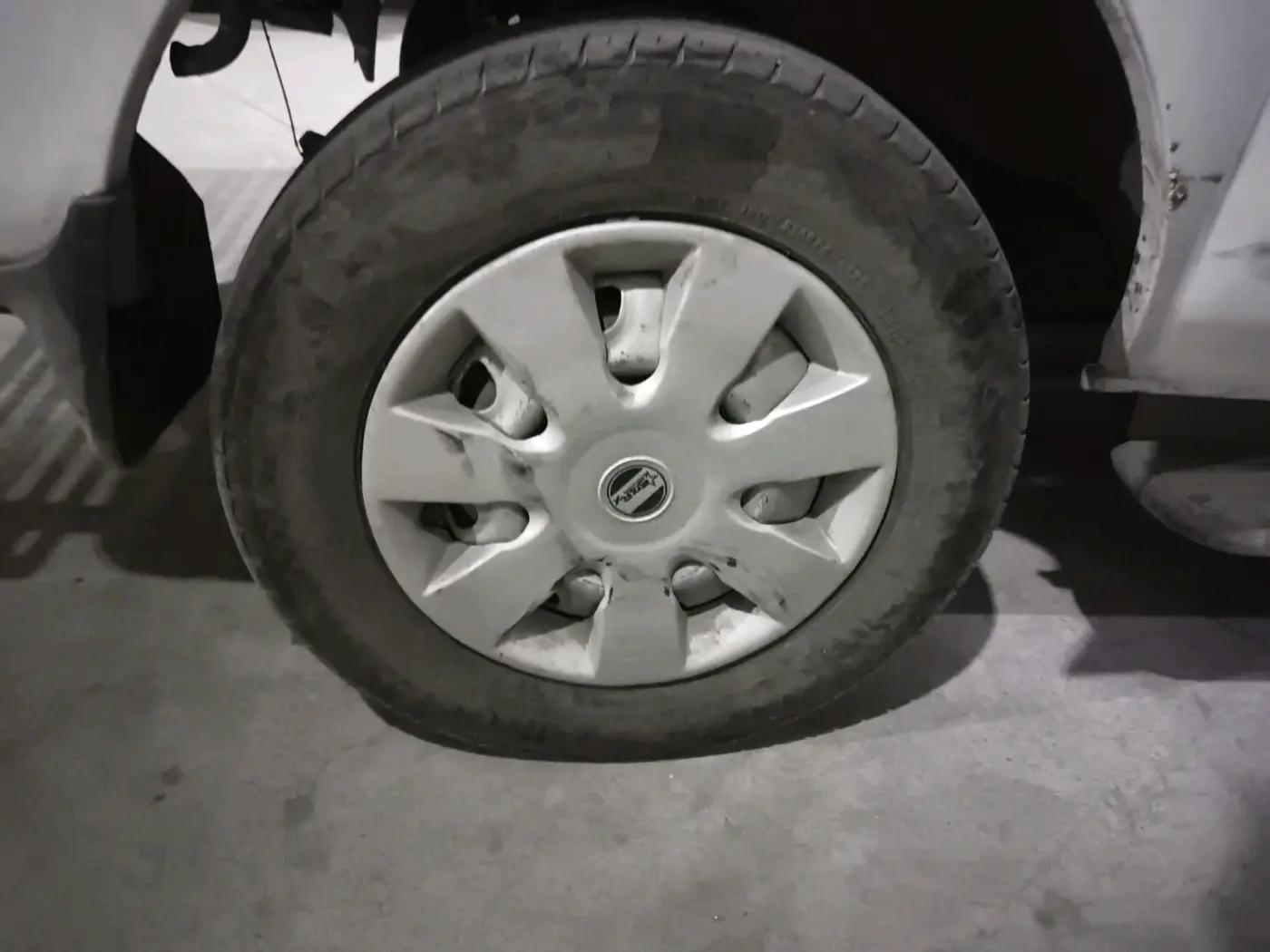 2015 Maruti Eeco 5 STR WITH A/C+HTR, CNG, Manual, 1,21,891 km, tyre