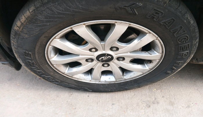 2015 Mahindra XUV500 W10, Diesel, Manual, 1,04,054 km, tyre