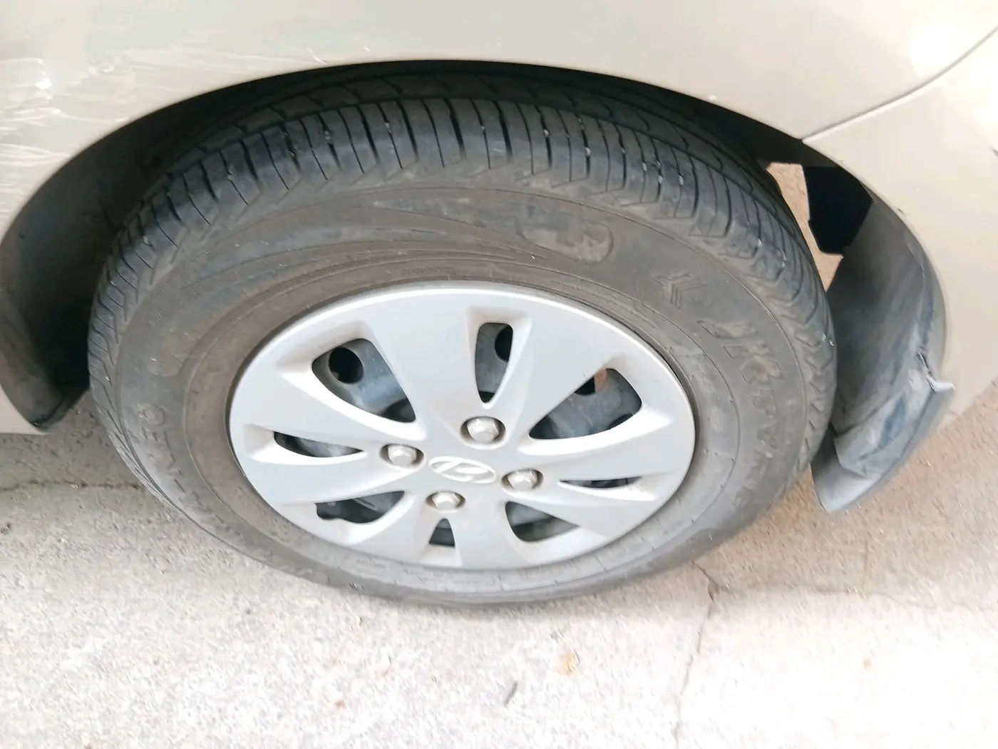 2012 Hyundai i10 SPORTZ 1.2 AT, Petrol, Automatic, 32,899 km, tyre