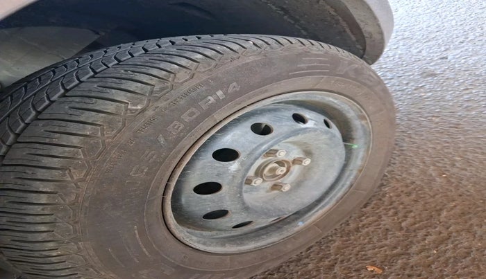 2017 Maruti Dzire VXI AMT, Petrol, Automatic, 87,205 km, tyre