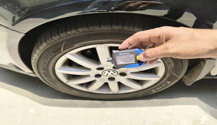 2009 Volkswagen Jetta COMFORTLINE 1.9 TDI AT, Diesel, Automatic, 1,07,399 km, tyre