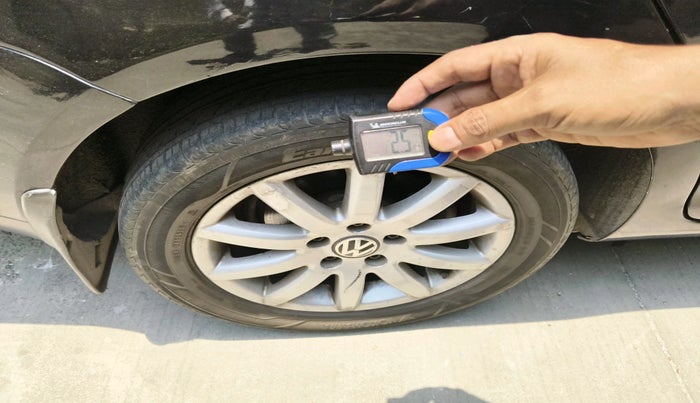 2009 Volkswagen Jetta COMFORTLINE 1.9 TDI AT, Diesel, Automatic, 1,07,399 km, tyre