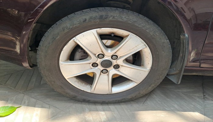 2012 Skoda Laura L&K 2.0 TDI AT, Diesel, Automatic, 2,06,282 km, tyre