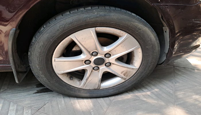 2012 Skoda Laura L&K 2.0 TDI AT, Diesel, Automatic, 2,06,282 km, tyre