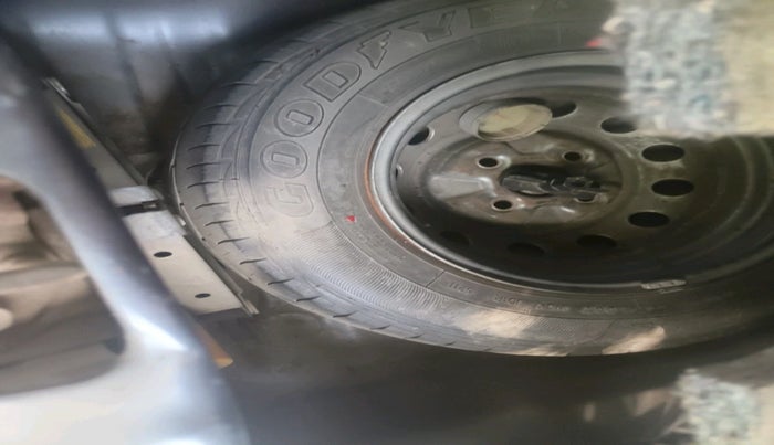 2012 Hyundai Eon ERA, Petrol, Manual, 65,936 km, tyre