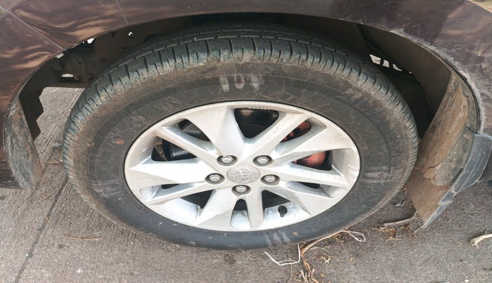 2017 Toyota Innova Crysta 2.4 VX 7 STR, Diesel, Manual, 1,58,199 km, tyre