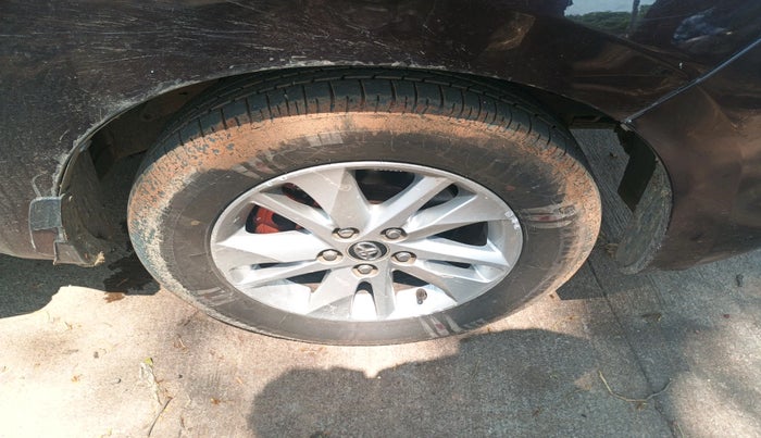 2017 Toyota Innova Crysta 2.4 VX 7 STR, Diesel, Manual, 1,58,199 km, tyre