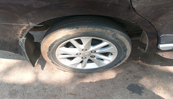 2017 Toyota Innova Crysta 2.4 VX 7 STR, Diesel, Manual, 1,58,199 km, tyre