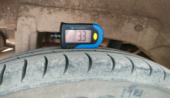 2019 Maruti Alto LXI CNG, CNG, Manual, 50,257 km, tyre