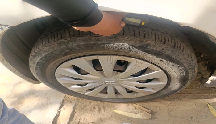 2013 Toyota Etios Liva G, Petrol, Manual, 1,19,166 km, tyre