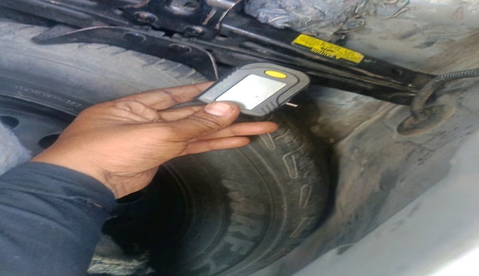 2013 Toyota Etios Liva G, Petrol, Manual, 1,19,166 km, tyre