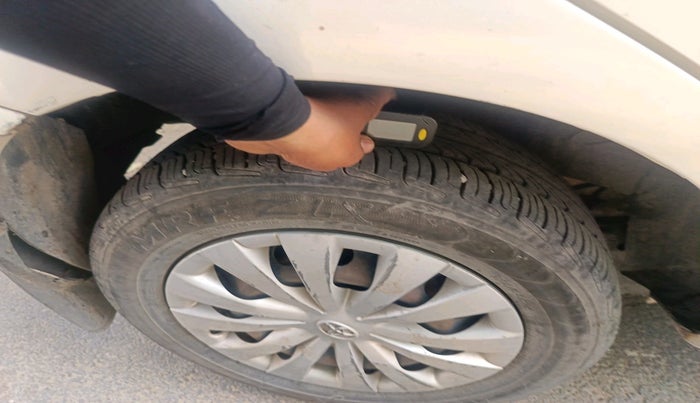 2013 Toyota Etios Liva G, Petrol, Manual, 1,19,166 km, tyre