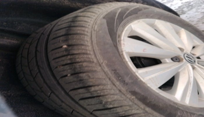 2024 Volkswagen VIRTUS HIGHLINE TSI 1.0 MT, Petrol, Manual, 7,759 km, tyre