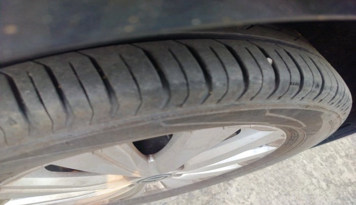 2024 Volkswagen VIRTUS HIGHLINE TSI 1.0 MT, Petrol, Manual, 7,759 km, tyre