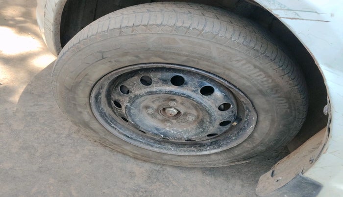 2008 Maruti Swift Dzire VDI, Diesel, Manual, 3,03,494 km, tyre