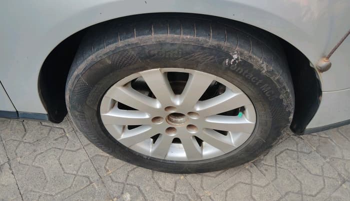2009 Volkswagen Passat HIGHLINE DSG, Diesel, Automatic, 1,57,819 km, tyre