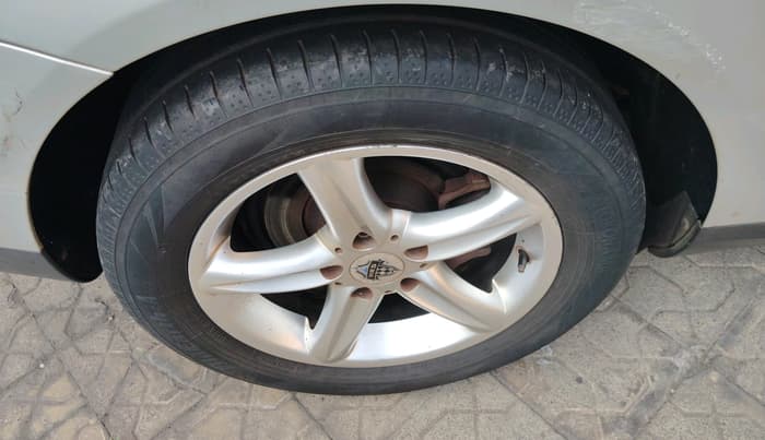2009 Volkswagen Passat HIGHLINE DSG, Diesel, Automatic, 1,57,819 km, tyre