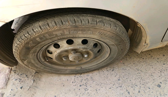 2017 Hyundai Eon ERA +, CNG, Manual, 1,92,546 km, tyre